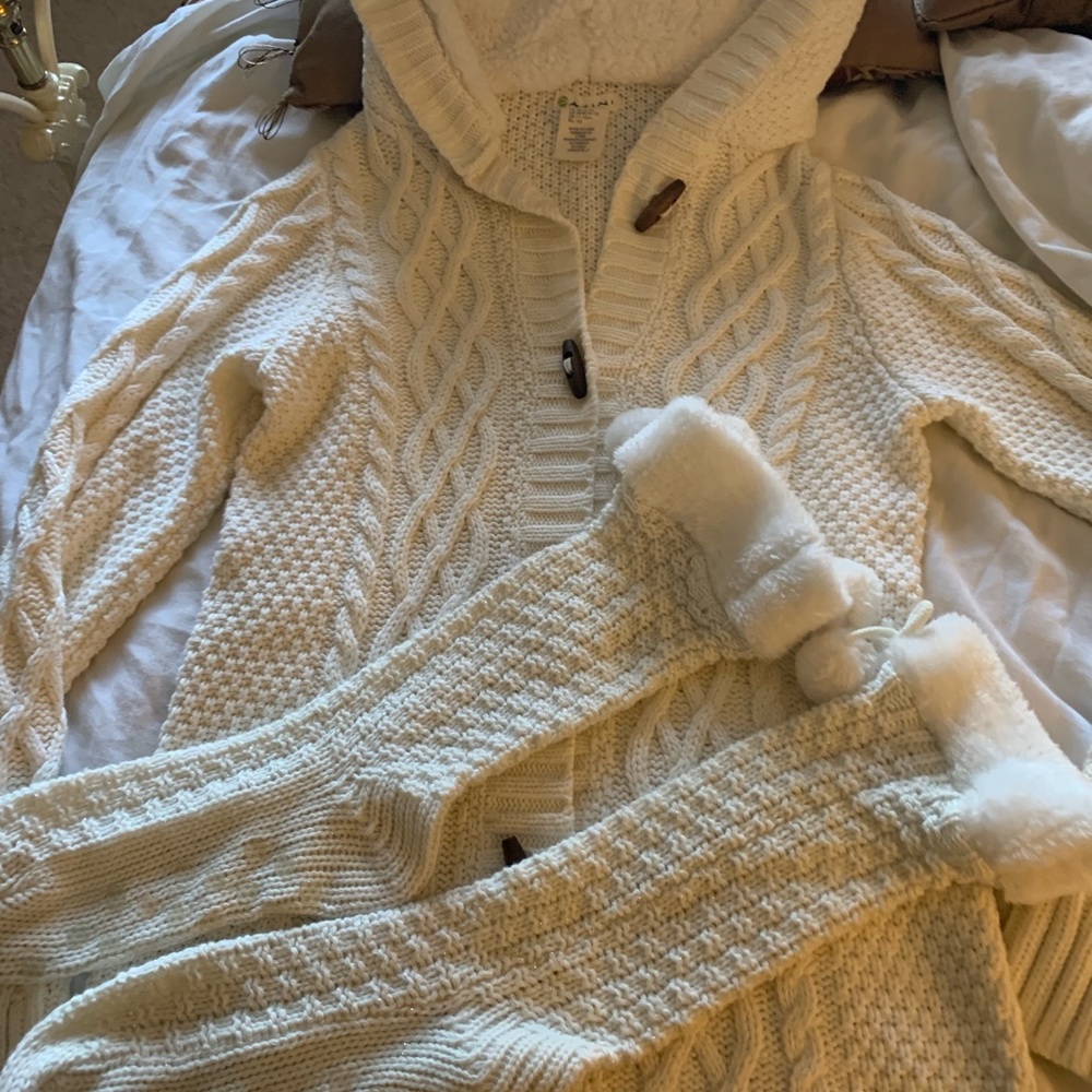 Akini Sweater-with fun Pom Pom socks with hood